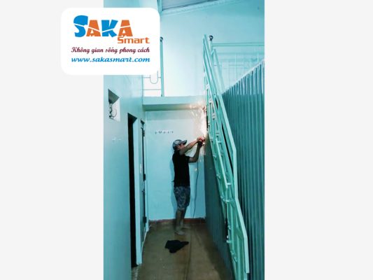 Thi công thang xếp gọn bản lề sắt cho Bác Công