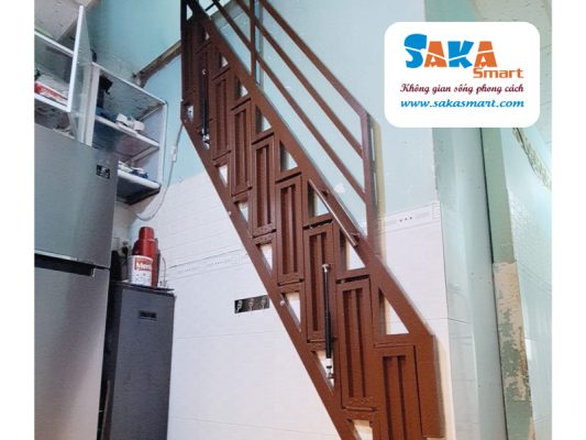 Cận cảnh cầu thang xếp gọn bản lề sắt cho Chị Nhung ở Đồng Nai