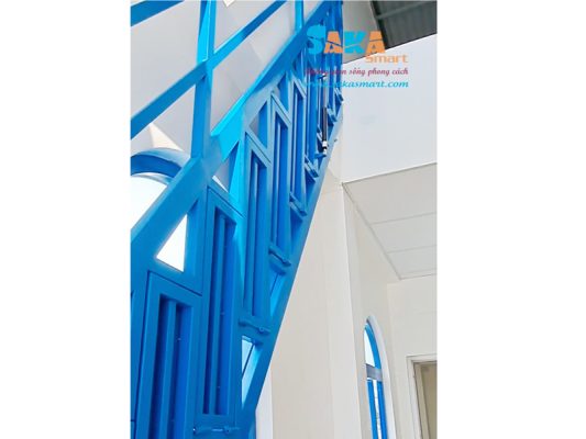 Cầu thang được làm bằng sắt chắc chắn