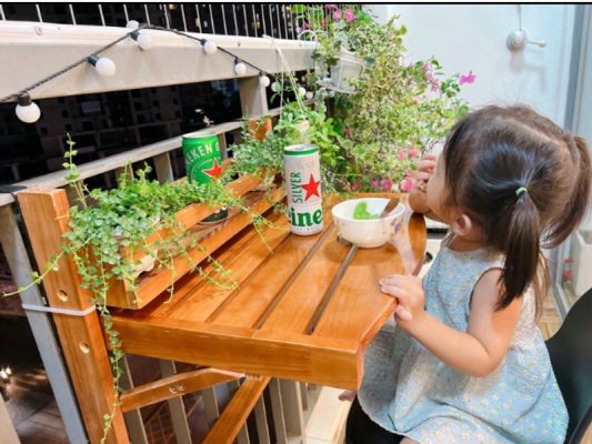 Thiết kế bàn kệ ngoài trời SakaSmart rất độc đáo