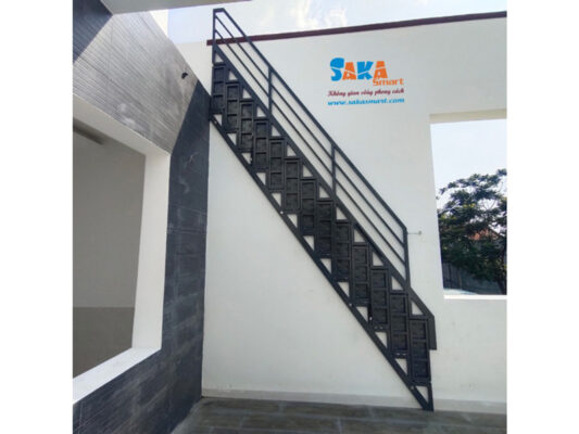 Cầu thang xếp gọn Sakaladder lắp đặt ngoài trời