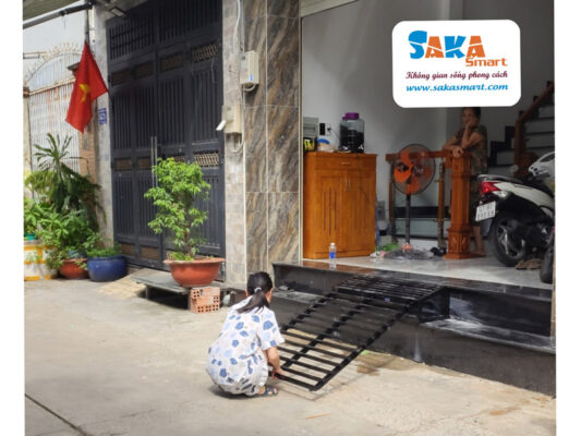 Sử dụng dốc dắt xe SakaSmart giúp việc lên xuống nhà dễ dàng