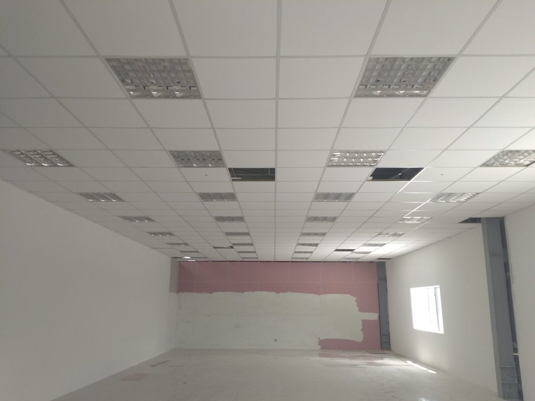 Lắp đặt lại trần nhà