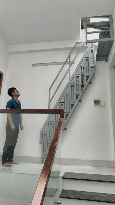 Cầu thang xếp gọn màu xám sang trọng cho gia đình chị Trinh