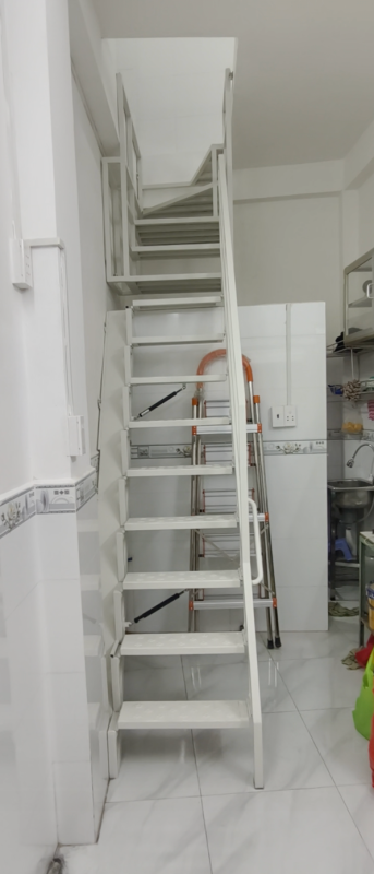 Thang xếp đính tường gọn nhẹ do SakaSmart lắp đặt