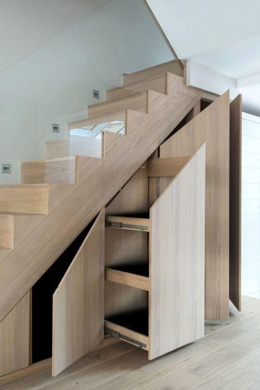 Cầu thang kết hợp tủ hoặc kệ