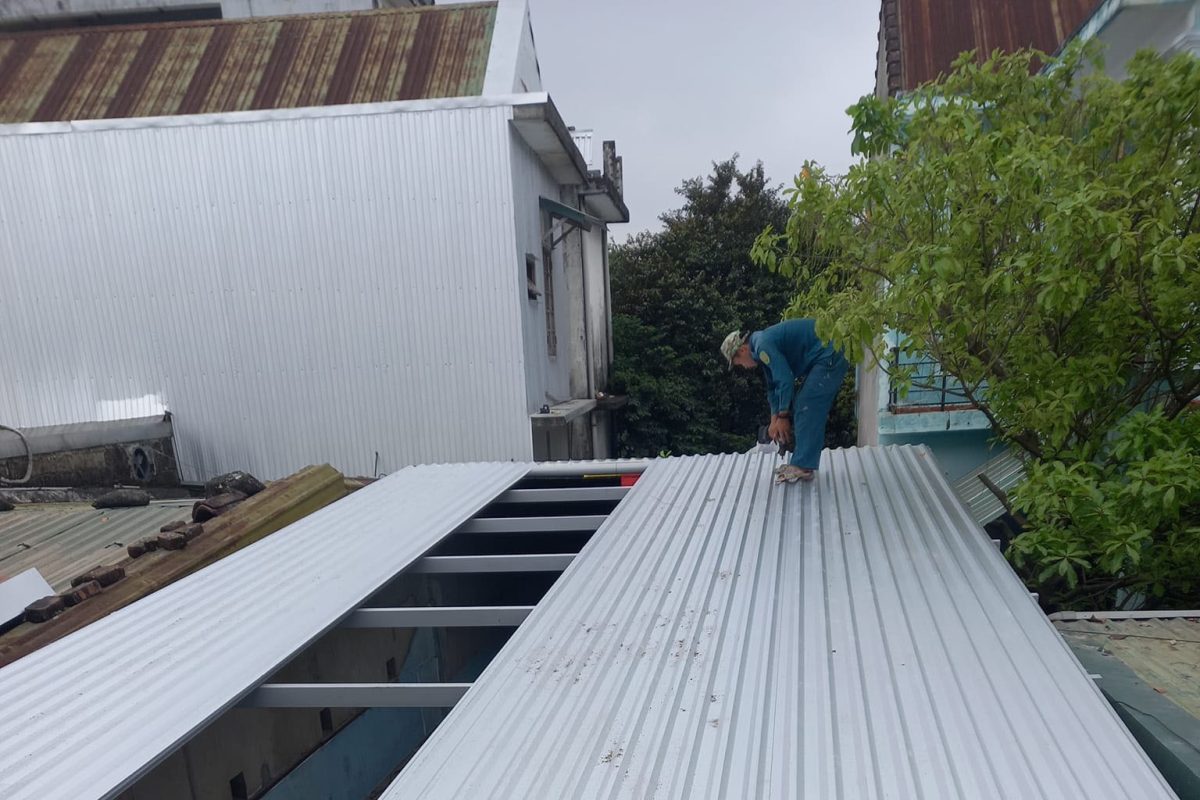 Làm lại toàn bộ mái tôn