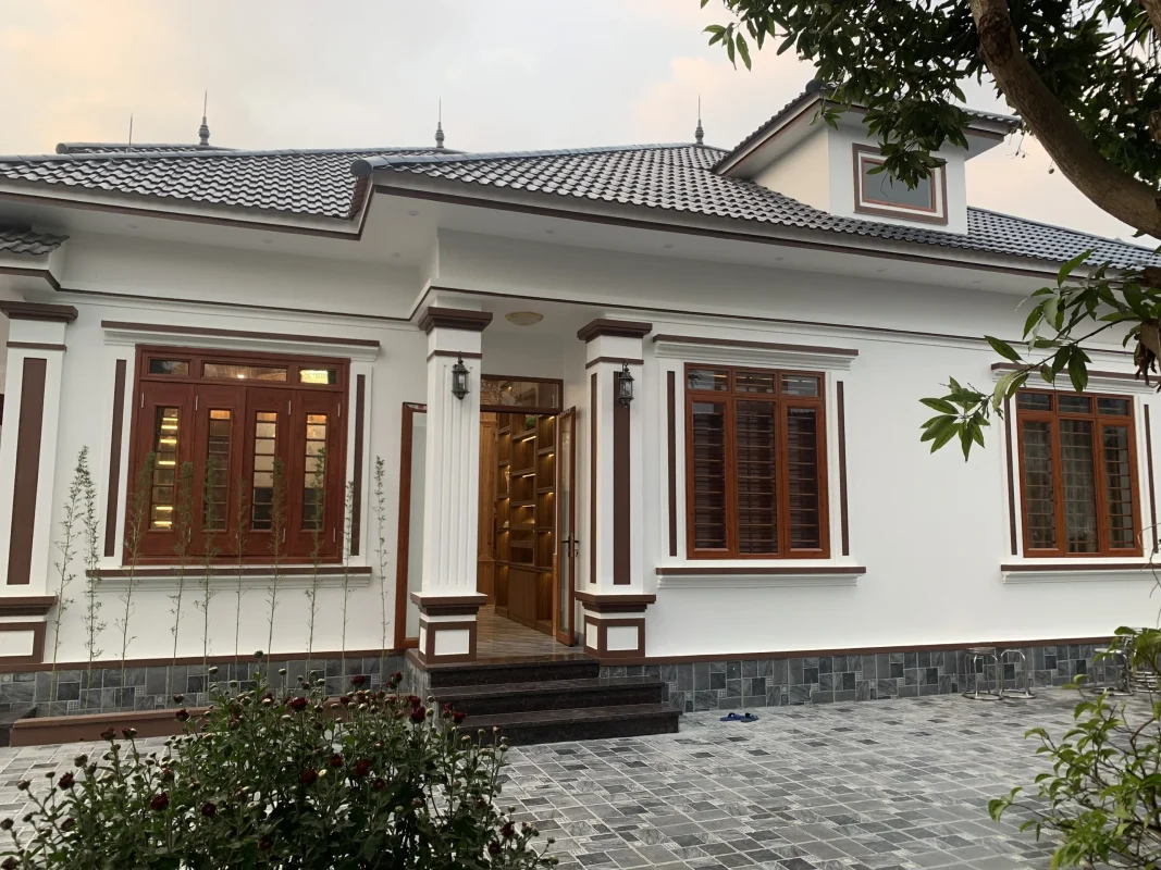 Thay mới cửa chính và cửa sổ cho mặt tiền nhà