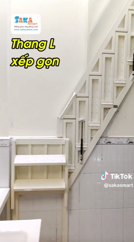 Cầu thang xếp gọn chữ L với đường nét nổi bật