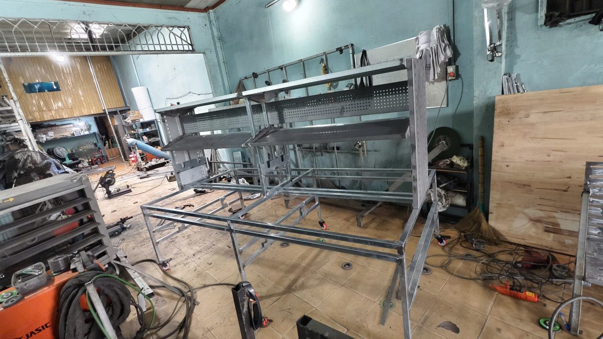 Bàn đóng hàng với chất liệu sắt cứng cáp