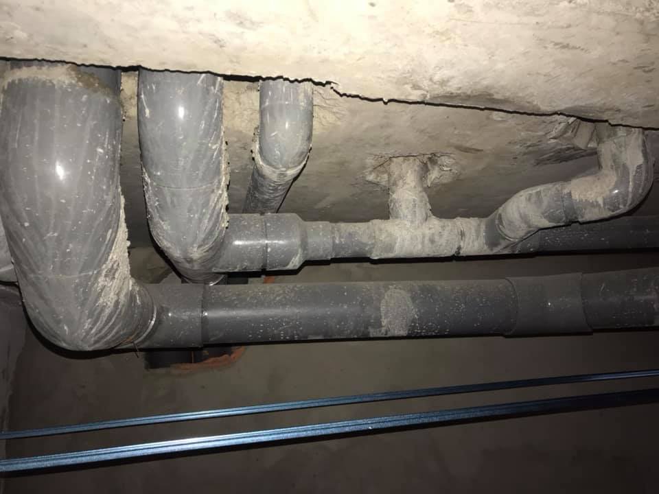 Hệ thống ống nước âm sàn bị rò rỉ